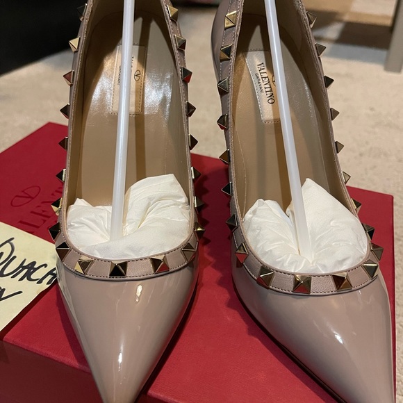 VALENTINO ROCKSTUD PATENT LEATHER PUMPS. SIZE 37. - Picture 2 of 3